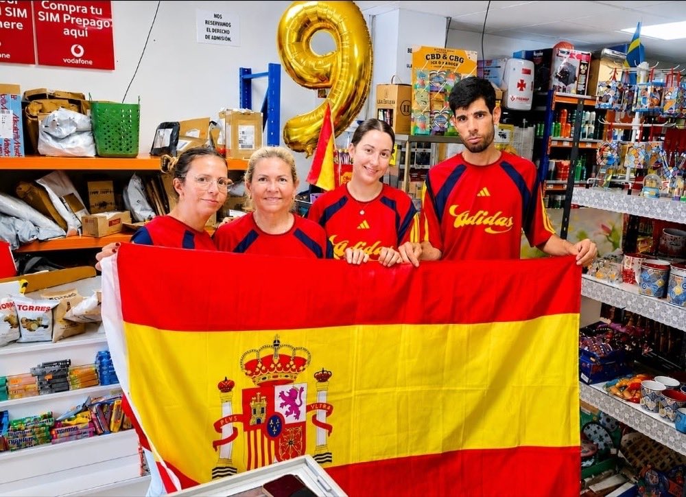 Todo el equipo de Illetas Olé con la bandera de España
